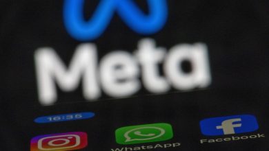 The apps Instagram, Facebook and WhatsApp can be seen on the display of a smartphone in front of the logo of the Meta internet company.